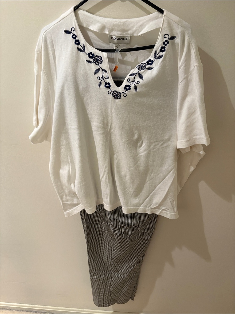 CD Daniels White V-Neck Embroidered Womenโs Blouse